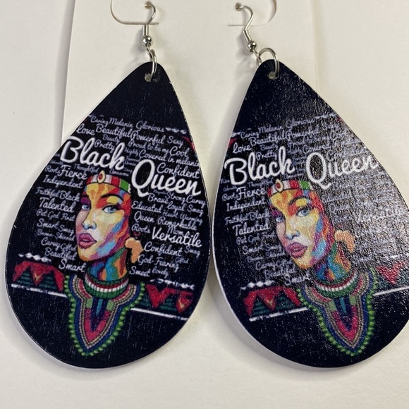 Wooden teardrop earring with “Black Queen” - Picture 2 of 3